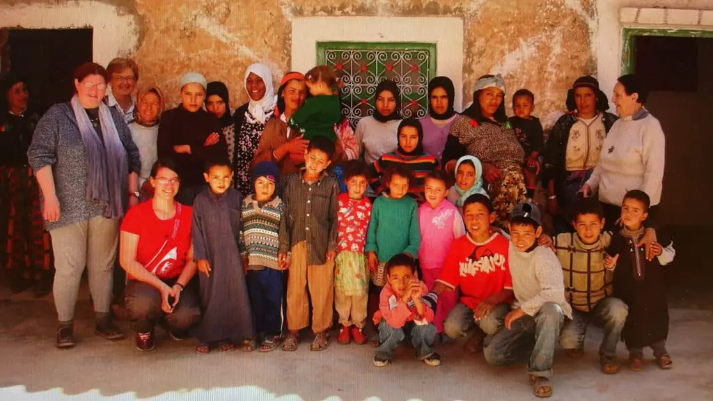 Photo de plusieurs familles pour la présentation de l'origine de La Gazelle Berbère